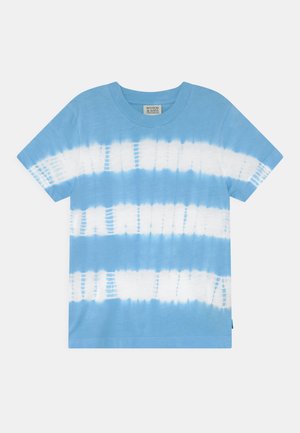 Modré bavlněné tričko s horizontálními pruhy v bílém tie-dye. Krátké rukávy, kulatý výstřih a rovný střih.