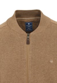 Tan zip-up sweater med ribbet krave, der har et lille logo på brystet og en metallisk lynlås med en lædertrækbånd.