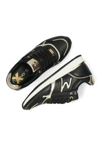 Sneaker in pelle nera con accenti dorati, finitura testurizzata e suola bianca. Presentano lacci neri e dettaglio con zip laterale. Marchio sulla soletta.