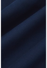 Granatowy, teksturowany materiał z tkaninowym wzorem, ukazujący fałdy i gładką powierzchnię. Odpowiedni do różnych zastosowań tekstylnych.