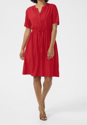 Robe rouge à manches courtes avec un devant boutonné, un col rond, une taille élastique, une jupe fluide et une texture de tissu lisse.