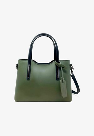 Grüne synthetische Handtasche mit dunkelblauen Griffen, strukturierter Form, abnehmbarem Schulterriemen und einem kleinen Anhänger. Glatte Textur.