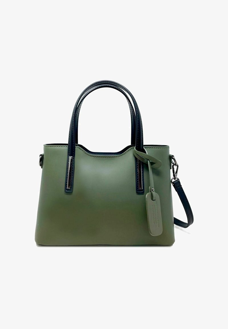 Zielona syntetyczna torebka z ciemnoniebieskimi uchwytami, w uporządkowanym kształcie, z odczepianym paskiem na ramię i małą zawieszką. Gładka tekstura.