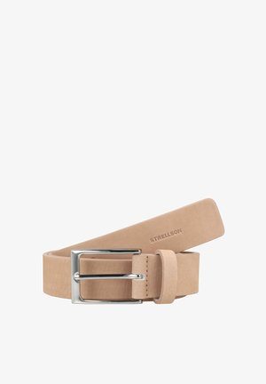 Ceinture en daim marron clair avec une boucle rectangulaire en argent et le nom de la marque "STRELLSON" embossé près de l'extrémité.