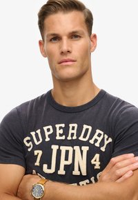 Superdry & Co VINTAGE ATHLETIC SHORT SLEEVE - T-shirt print - eclipse navy