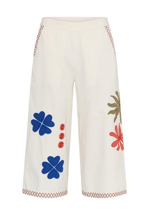 Fehér, bőszárú nadrág elasztikus derékrésszel, kék, piros és barna virágos hímzéssel, piros keresztszemes mintákkal az oldalon és a szegélyeken.