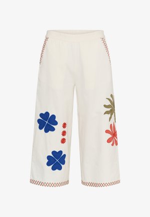 Fehér, bőszárú nadrág elasztikus derékrésszel, kék, piros és barna virágos hímzéssel, piros keresztszemes mintákkal az oldalon és a szegélyeken.