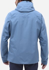 Helles blaues wasserdichtes Jackett mit Kapuze, das eine glatte Textur und verstellbare Manschetten aufweist. Für den Einsatz im Freien konzipiert, mit einer lässigen Passform.