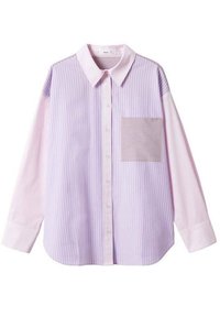 Langärmliges Hemd in Helllila mit vertikalen Streifen. Mit einer Brusttasche mit horizontalen Streifen. Mit Kragen und Knopfleiste.