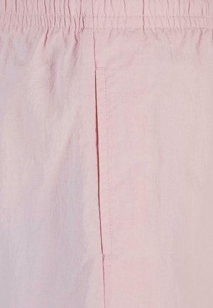 Şorturi roz deschis, fabricate dintr-un material ușor și moale. Dispun de un brâu elastic și o pungă laterală cu un finisaj curat la margini.