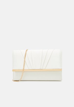 Witte clutch tas met geplooid ontwerp en gouden horizontale balk, met een dunne gouden kettingriem op een effen achtergrond.
