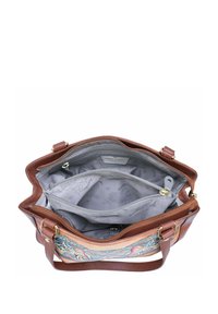 Bruine leren handtas met een geborduurd ontwerp aan de voorkant, voorzien van een grijze binnenkant en meerdere compartimenten voor organisatie.