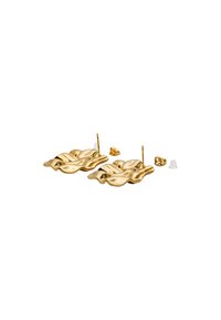 Pendientes en forma de hoja dorada con una superficie texturizada, que cuentan con dos pletinas y componentes de respaldo adicionales. Diseño minimalista y elegante.
