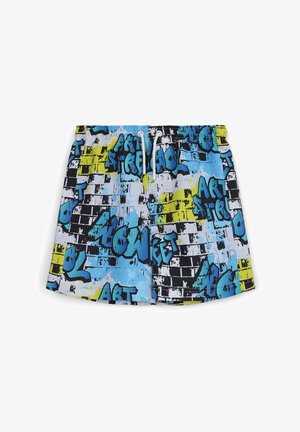 Kolorowe kąpielówki z nadrukiem graffiti w niebieskim, żółtym i czarnym kolorze na białym tle, z elastycznym pasem i sznurkiem do regulacji.