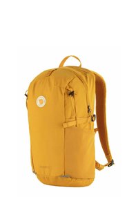 Gelbe Rucksack mit einer glatten Textur, gepolsterten Schultergurten, einem Griff oben und mehreren Reißverschlusstaschen. Logo auf der Vorderseite.