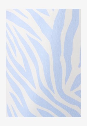 Tessuto zebramania nei toni del blu chiaro e bianco, con una texture liscia, caratterizzato da strisce audaci e ondulate che creano un design distintivo.