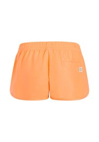 Leuchtend orangefarbene Shorts mit elastischem Bund und einer kleinen Gesäßtasche mit einem Etikett auf der rechten Seite.