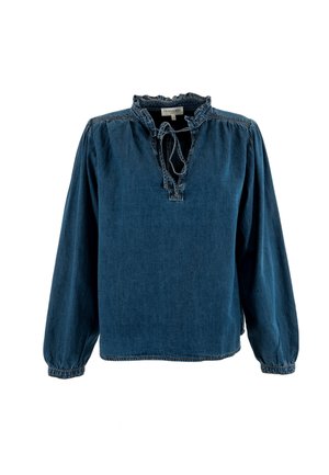 Blusa de denim en azul profundo con un cuello alto fruncido, mangas largas y un detalle de lazo en el cuello. Presenta sutiles acentos de costura.