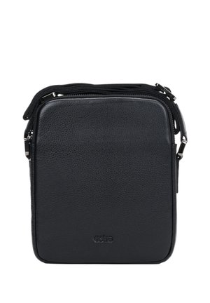 Geantă crossbody pătrată neagră texturată, cu închidere cu fermoar și curea de umăr reglabilă, cu un mic logo în relief în față.