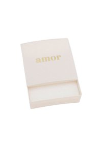 Caja rectangular blanca con una parte superior curva. La palabra "amor" está grabada en dorado en la tapa. El interior está revestido con un material blanco suave.
