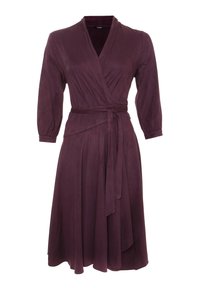Wickelkleid in tiefem Purpur, aus weichem Stoff gefertigt. Merkmale sind lange Ärmel, ein Bindegürtel in der Taille und ein fließendes Rockdesign.