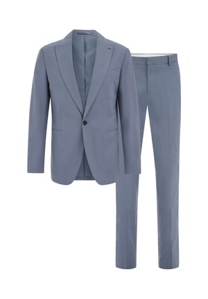 Moška obleka svetlo modre barve s srajčno jakno z enim gumbom in ujemajočimi ravnimi hlačami, prikazana na belem ozadju.