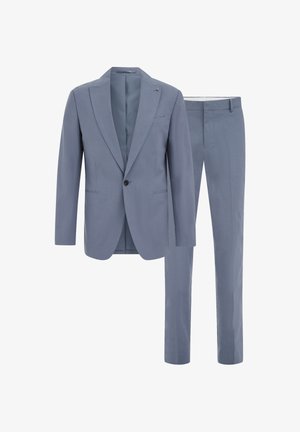 Completo da uomo azzurro composto da blazer monopetto con un bottone e pantaloni dritti coordinati, esposto su sfondo bianco.