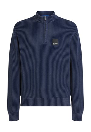 Pulover din tricotaj rib mai închis, de culoare bleumarin, cu guler cu fermoar pe jumătate, patch de marcă pe piept și țesătură texturată pentru căldură.