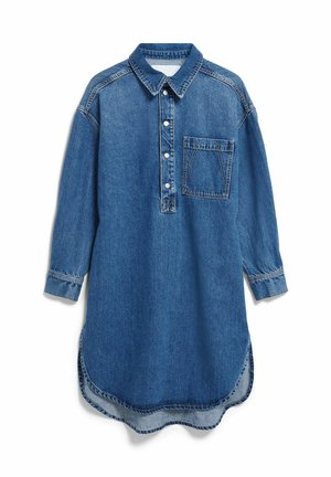 Denim jurk met knopen in blauw. Voorzien van een geknoopt beleg, kraag en een voorzak. Lange mouwen met manchetten en een afgeronde zoom.