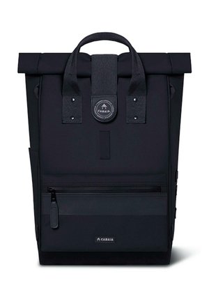 Schwarzer Rolltop-Rucksack mit zwei Griffen, vorderer Reißverschlusstasche und Logo-Patch. Hergestellt aus strapazierfähigem Material mit glatter Oberfläche und subtiler Textur.