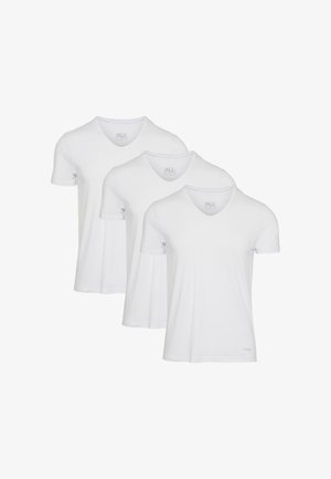 Tre hvide T-shirts med korte ærmer og V-udskæring, arrangeret side om side med FILA-logoet på øverste del af brystet.