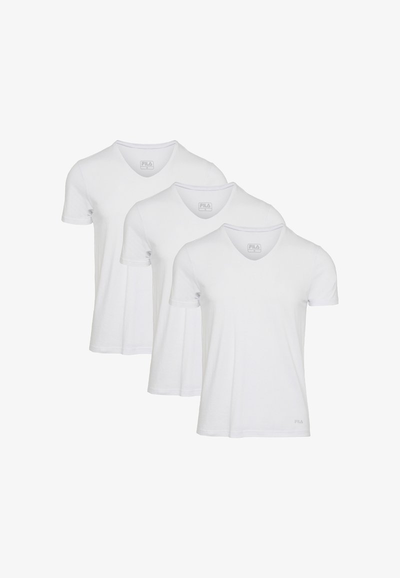 Trois t-shirts blancs à manches courtes avec col en V, alignés côte à côte avec le logo FILA sur la partie supérieure de la poitrine.