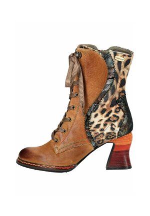 Botín de cuero marrón con tela de estampado de leopardo, cordones en la parte delantera y tacón de bloque de madera apilada, con costuras decorativas y cremallera lateral.