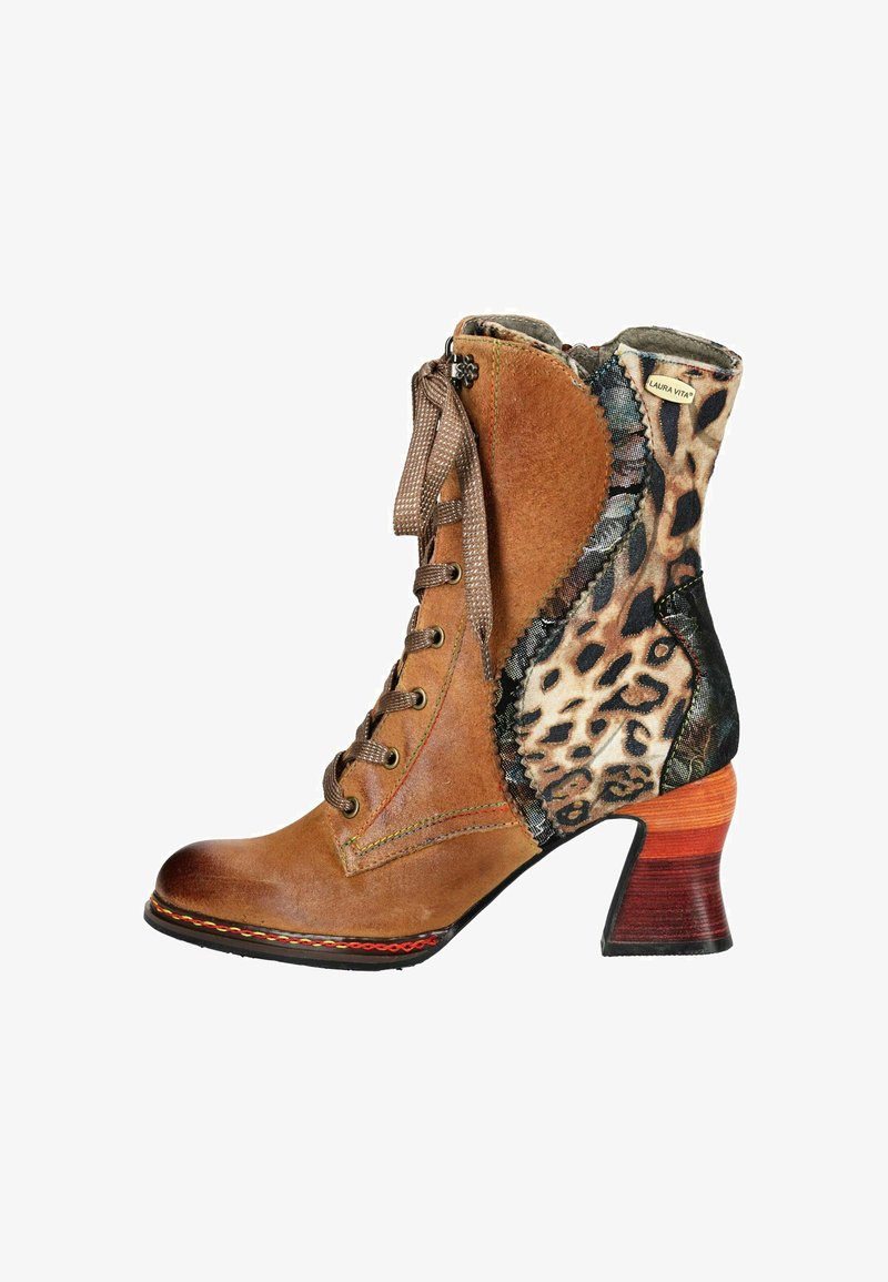Hnědé kožené kotníkové boty s leopardím vzorem, šněrovací přední částí a vrstveným dřevěným blokovým podpatkem, se zdobeným prošíváním a bočním zipem.