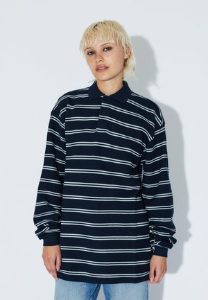 Marinblå långärmad polo skjorta med vita horisontella ränder, med krage och avslappnad passform. Mjuk bomullsmaterial.