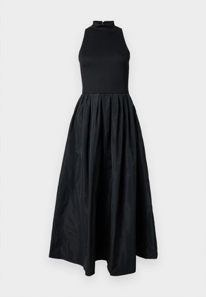 Robe de soirée noire sans manches avec encolure haute, corsage côtelé ajusté et jupe ample froncée s'étendant jusqu'au sol.