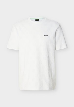 Fehér, rövid ujjú póló finom, domború körmintával és kis fekete "BOSS" logóval a bal mellrészen.