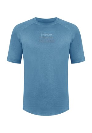 Lichtblauw sportshirt gemaakt van vochtafvoerende stof. Heeft korte mouwen, een ronde halslijn en het 'SMILODOX' logo gedrukt op de voorkant.