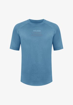 Světle modré sportovní tričko vyrobené z látky odvádějící vlhkost. Má krátké rukávy, kulatý výstřih a na přední straně je potisk s logem 'SMILODOX'.