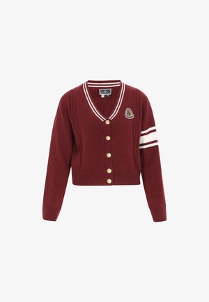 Rote kurze Strickjacke mit Kabelmuster, V-Ausschnitt, goldenen Knöpfen und weißen gestreiften Akzenten an den Ärmeln. Verfügt über ein besticktes Patch.