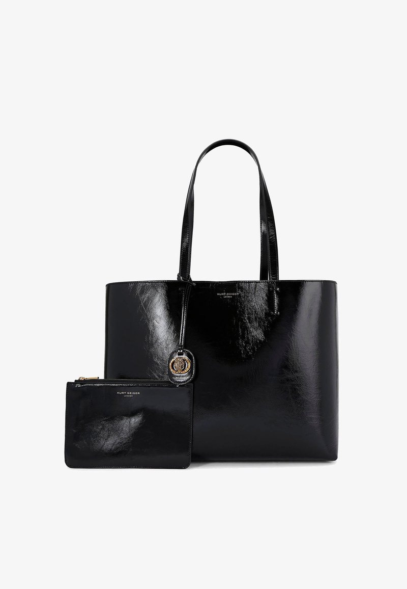 Sac fourre-tout noir en simili cuir avec finition laquée, deux poignées et une poche zippée amovible. Présente un accent logo rond sur le sac.