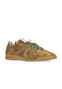 Sneakers in suede marrone con lacci a strisce verdi e bianche, tomaia testurizzata, punta rotonda e suola in gomma con dettagli perforati.