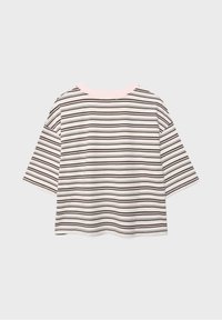 Biała koszula z krótkim rękawem, z poziomymi czarnymi paskami i jasnoróżowym, okrągłym kołnierzykiem, ułożona na płasko na jasnoszarym tle.