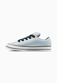 Sneaker in tela azzurro chiaro con lacci neri, suola bianca e finiture nere. Presenta un design a basso profilo e un piccolo logo vicino alla linguetta.
