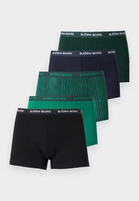 Πέντε ζευγάρια ανδρικά μποξεράκια Björn Borg σε μαύρο, μονόχρωμο πράσινο, πράσινο με σχέδιο, ναυτικό μπλε και σκούρο πράσινο, τοποθετημένα σε εναλλασσόμενο στοίβαγμα.