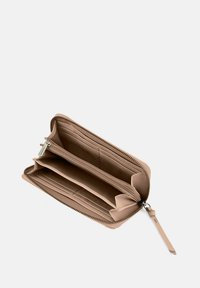 Portafoglio con cerniera in pelle beige chiaro, dotato di più scomparti per carte e vani. Texture liscia con una forma slanciata e rettangolare.