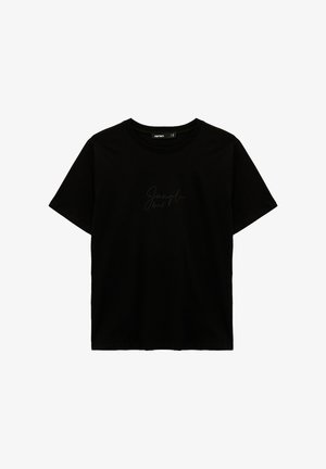 Czarna bawełniana koszulka z krótkim rękawem i okrągłym dekoltem, z subtelnym tonalnym napisem „Jungle bird” na piersi oraz małą metką marki wewnątrz kołnierza.