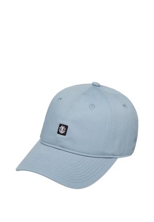 Casquette de baseball bleu clair avec visière incurvée et petit patch logo carré noir sur le panneau avant sur fond blanc.