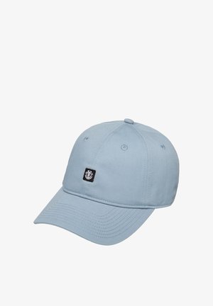 Casquette de baseball bleu clair avec visière incurvée et petit patch logo carré noir sur le panneau avant sur fond blanc.