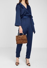 New Look Handväska - brown